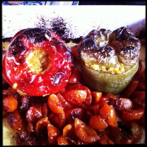  Gefüllte Peperoni auf sweet cherry tomatoes